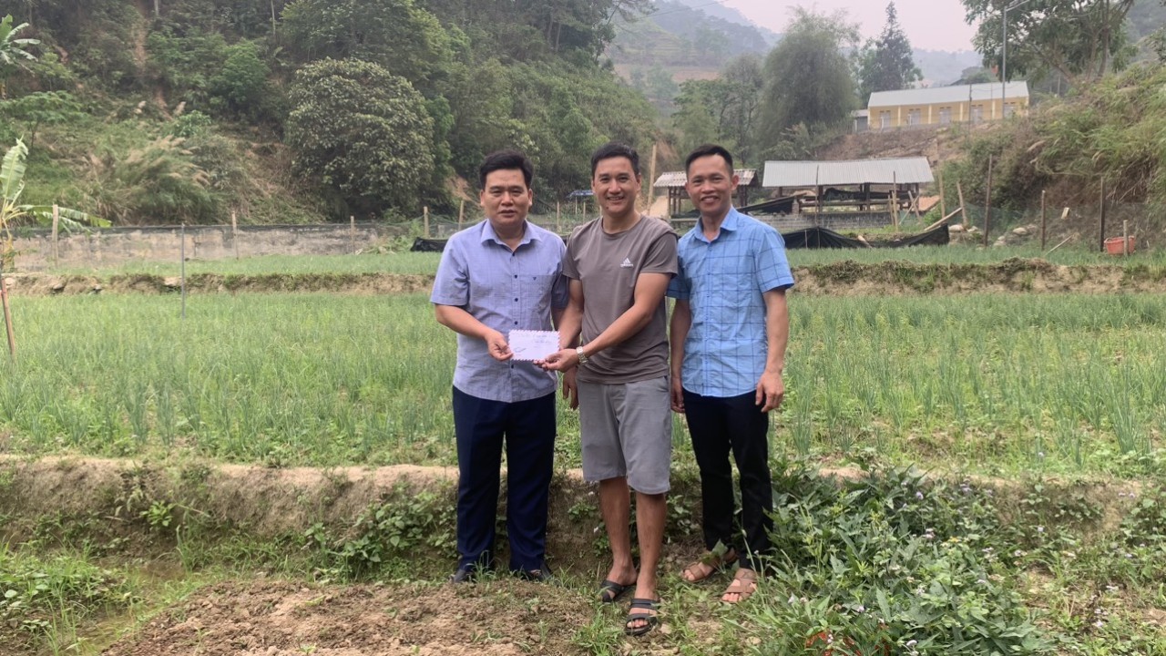 Thị trấn Vinh Quang trao tiền hỗ trợ hộ làm mô hình điểm trồng rau thơm tại thôn Quang Tiến