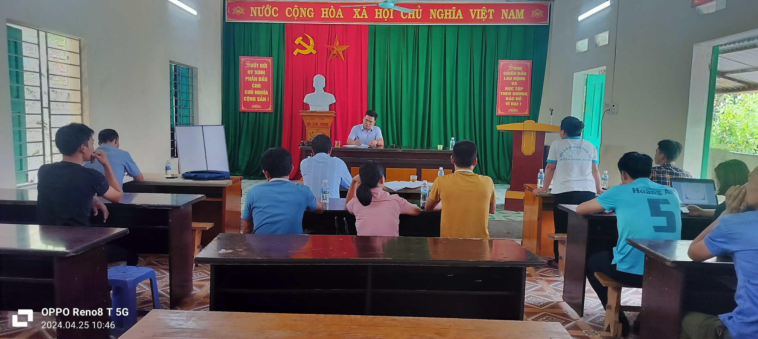 Đảng ủy thị trấn Vinh Quang tiếp công dân tại thôn Pố Lũng